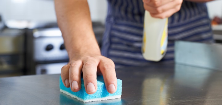 Cleaning worktop with spongel